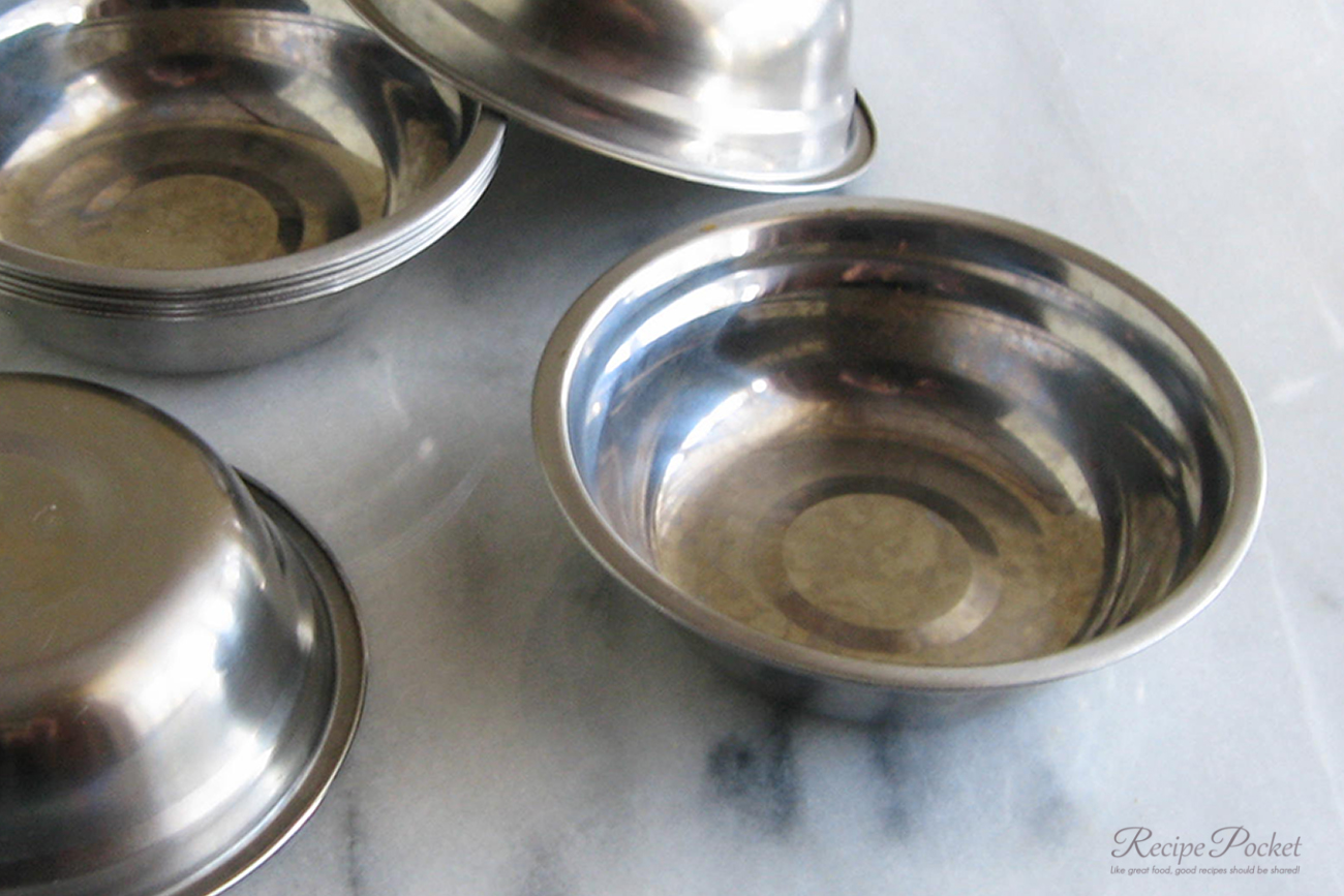 Stainless steel bowls used for steaming.