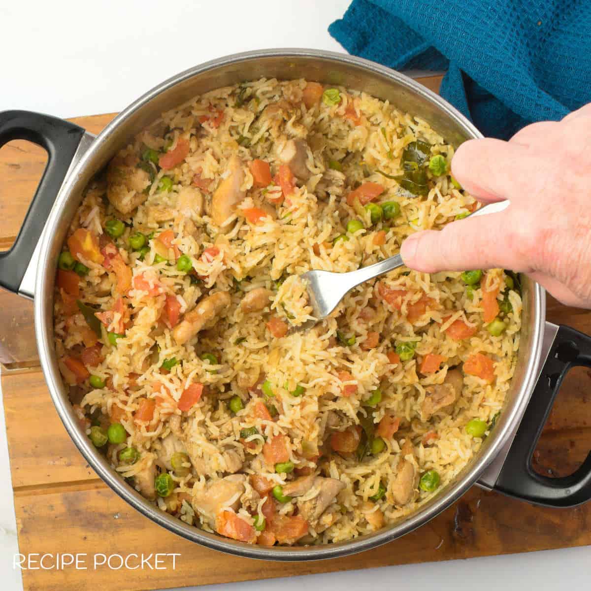 A cooked pot of chicken pulao.