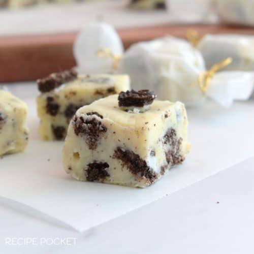 A close up of fudge made with Oreo cookies.